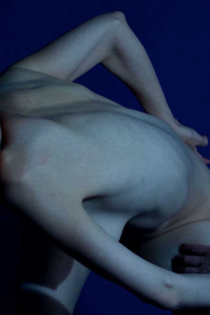Louise-Dumont-Photographe-2-serie-blue-IKB-Galerie-Art-contemporain-ARTree