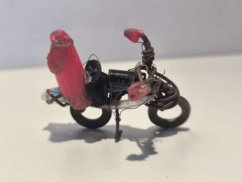 Damián-Valdés-Dilla-sculpture-art-brut-moto-rouge-2025-Cuba-ARTree-Ybackgalerie